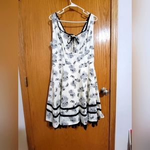 Hot topic bug & flower print dress size XL